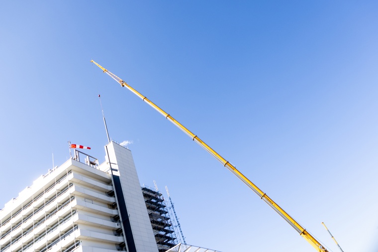 In der Erlachhofstraße am Ludwigsburger Klinikum hievte ein Kran große Teile...