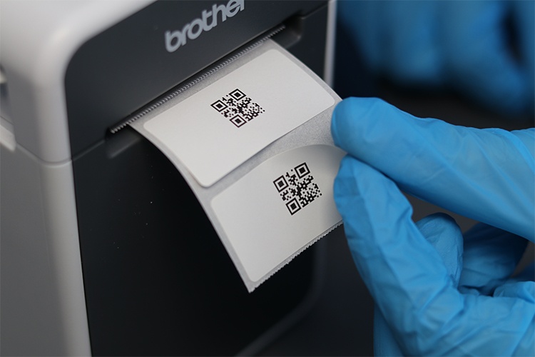 Von der Impfstoffherstellung bis zur Injektion sorgt die Kennzeichnung mit...