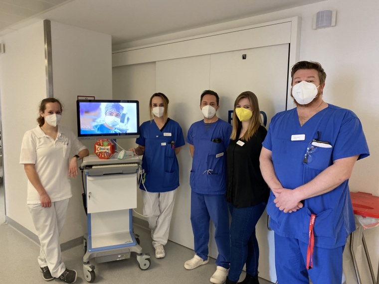 Schneller, sicherer und papierlos: Das Team um Chefarzt Florian Heindl (Mitte)...