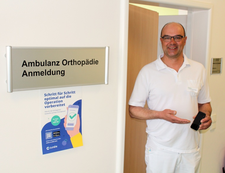 Chefarzt Dr. Bernhard Öhlein sieht vor allem für aktive Smartphone-Nutzer...