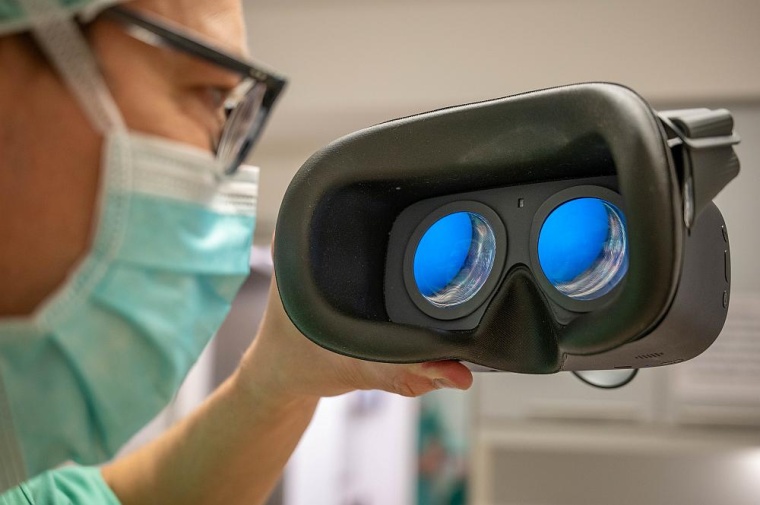 Privatdozent Dr. Michael Kranzfelder, Oberarzt der Klinik und Poliklinik für...