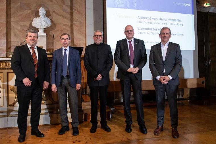 Akademische Ehrungen der Medizinischen Fakultät (v.l.): Prof. Michael Schön,...