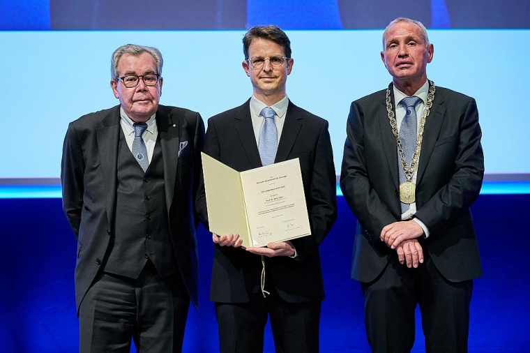 Prof. Dr. Björn Behr (Mitte) mit DGCH-Generalsekretär Prof. Dr. Dr....