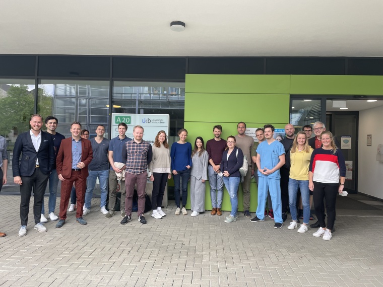 Priv.-Doz. Dr. Valentin Schäfer (l.), Leiter der Sektion Rheumatologie am UKB,...