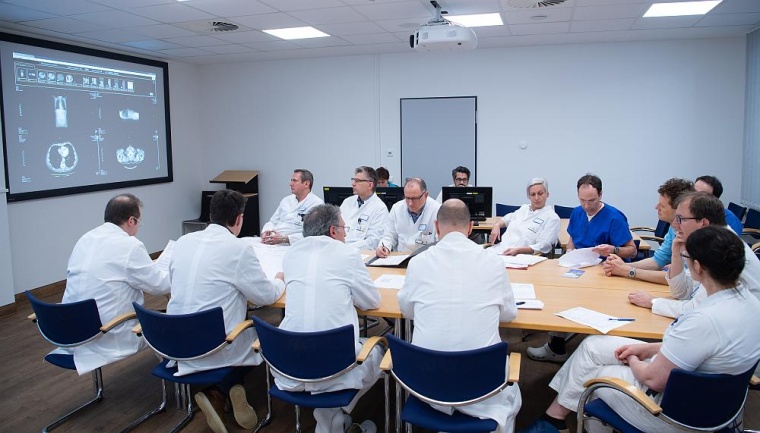 In interdisziplinären Konferenzen, den Tumorkonferenzen, werden die Diagnosen...