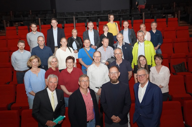 Gaben gemeinsam mit Soester Praxisteams den „eFA-Startschuss“: (vorne v....