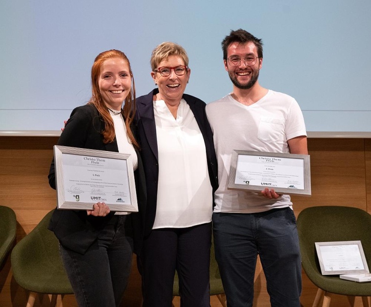 Die Namensgeberin des Preises Christa Them (Bildmitte) freute sich mit den...