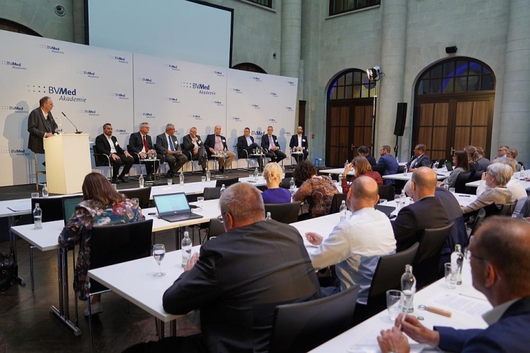 Podiumsdiskussion der MDR-Branchenkonferenz 2022. (v.l.n.r.): Moderator Dr....