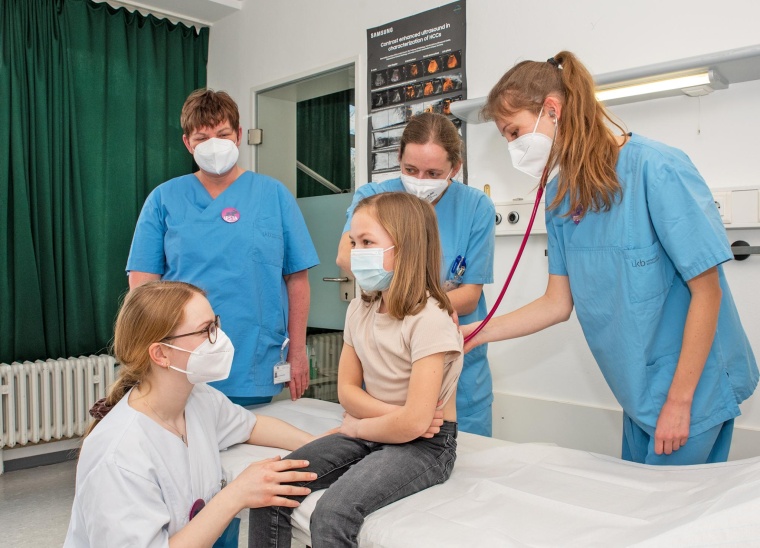 (v. l.) Pflegeauszubildende Meike Sander, Fachkrankenpflegerin Anne Wirtz,...