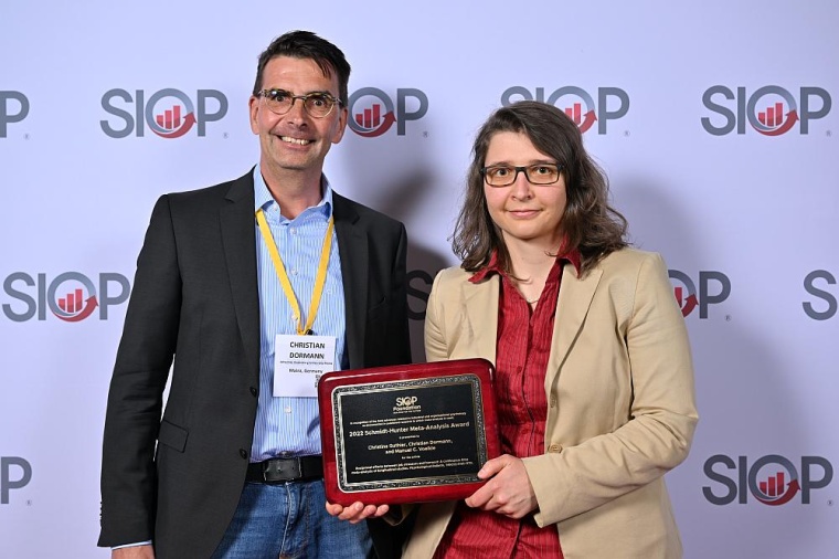 Prof. Dr. Christian Dormann und Dr. Christina Guthier bei der Preisverleihung...