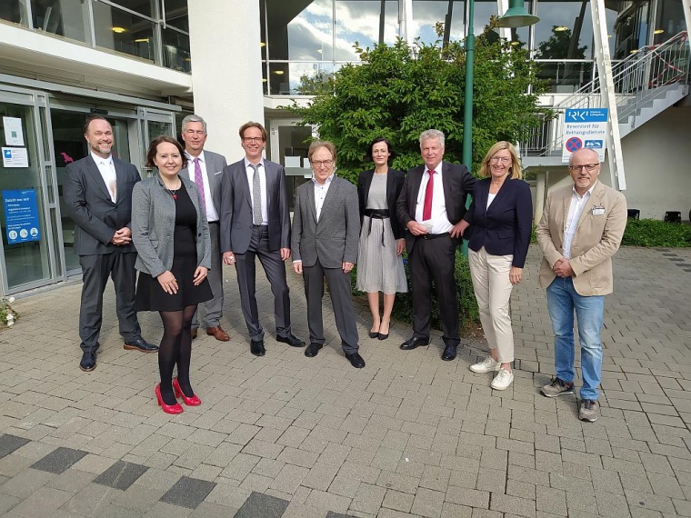 (v.l.): Professor Dr. Oliver Sakowitz, Sprecher der Chefärzte im RKH Klinikum...