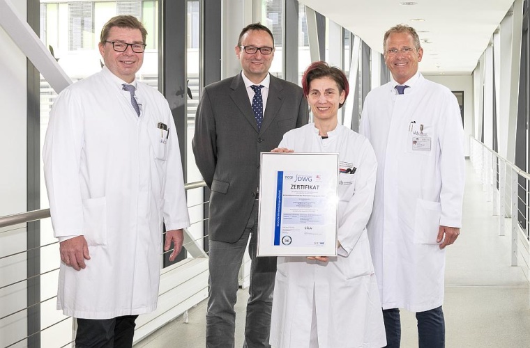 (v.l.) Prof. Dieter Wirtz, Direktor der Klinik für Orthopädie und...