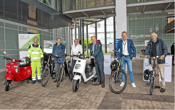 Georg Wolter, Vertreter der SWB, Prof. Wolfgang Holzgreve, Ärztlicher Direktor...