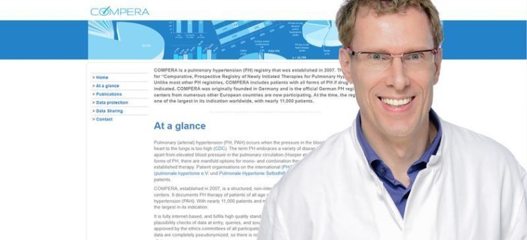 Professor Dr. Marius Hoeper vor der Homepage des Compera...