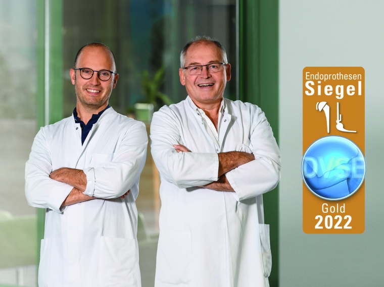 Dürfen sich über das Prothesensiegel in Goldfreuen: Priv.-Doz. Dr. Lars Eden...