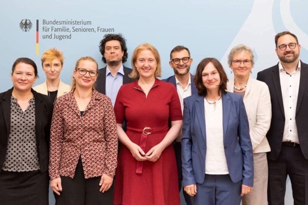 Bundesministerin Lisa Paus (Mitte) und die Mitglieder der Neunten...