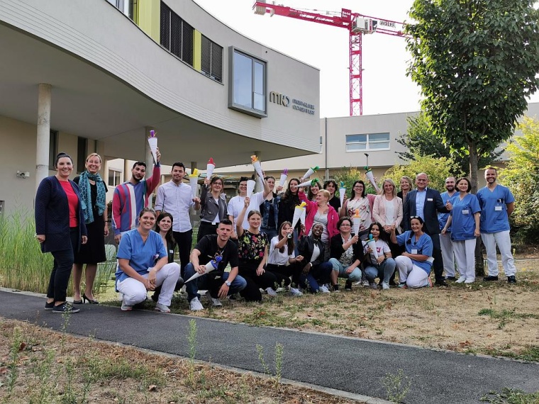 Die Azubis der neuen Berufsfachschule für Pflege freuen sich zusammen mit den...