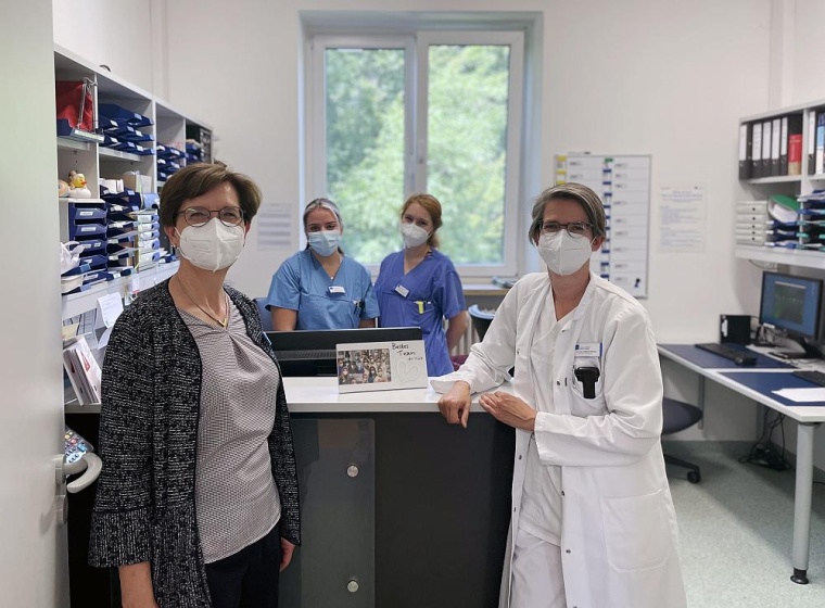 Geschäftsführerin Dr. Nadine Schmid-Pogarell (links im Bild) und die zum 1....