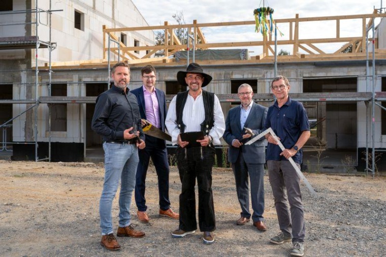 Gemeinsam mit dem Zimmermann Rainer Wittig (Bildmitte) freuen sich (v. l. n....