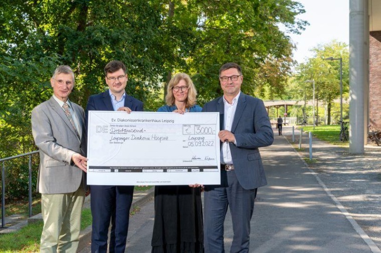 3.000 Euro von den Diako-Beschäftigten für den zukünftigen Hospizgarten –...