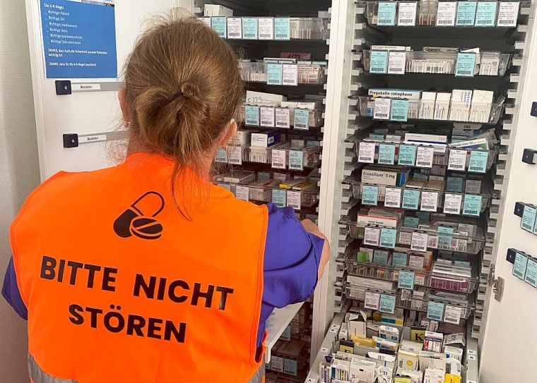 Der Einsatz roter Warnwesten soll bei der Bereitstellung von Medikamenten auf...