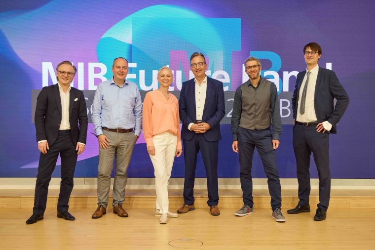 (v. l.) Dr. Valeri Borger, Oberarzt der Klinik für Neurochirurgie am UKB,...