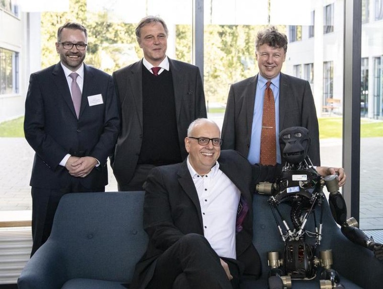 Gesellten sich zu Roboter Charlie (hinten von links): Tim Cordßen-Ryglewski,...