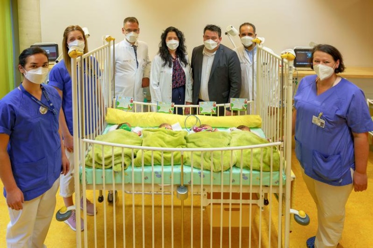 v.l.n.r.: Schwester Ulrike, Hebamme Aileen, Prof. Mario Rüdiger, Prof. Pauline...