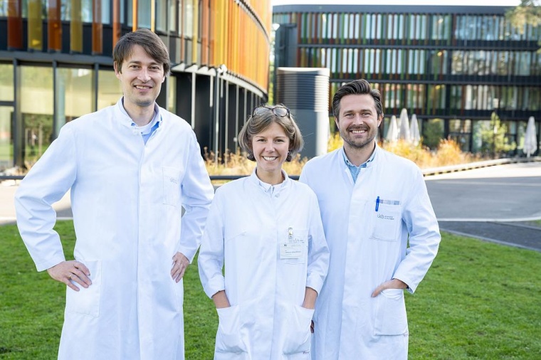 Der Direktor der Klinik für Neuroradiologie Prof. Alexander Radbruch (links)...