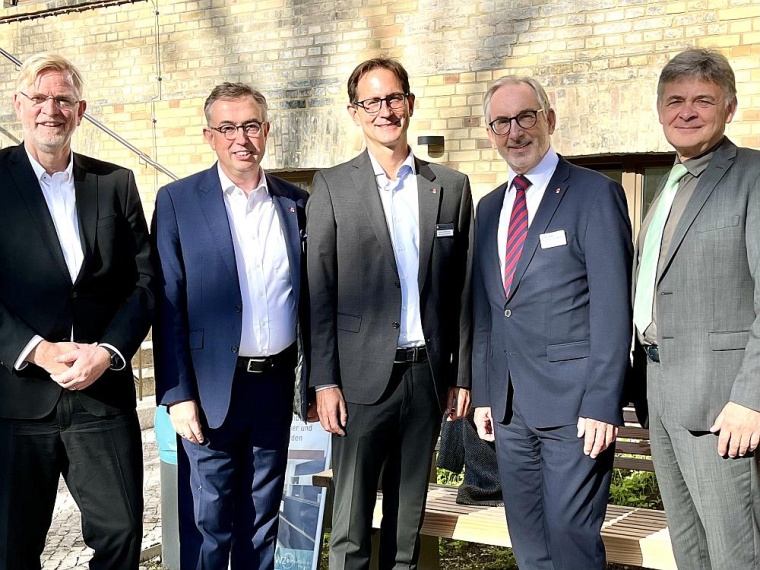 Hans-Ulrich Schmidt, (Geschäftsführer Klinikum Ernst von Bergmann), Karsten...