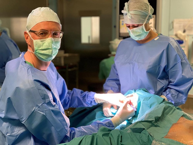 Professor Amadeus Hornemann (links) entnimmt einer Patientin die...