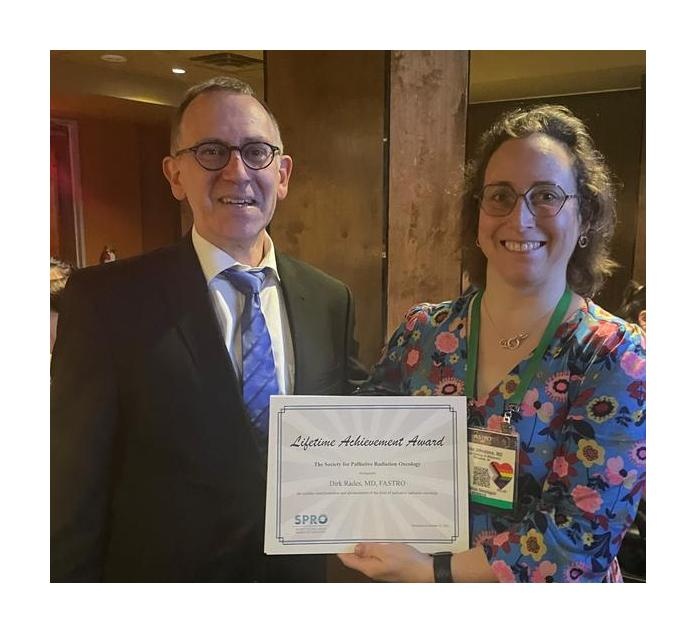 Prof. Candice Johnston, Präsidentin der SPRO, überreicht die Auszeichnung an...