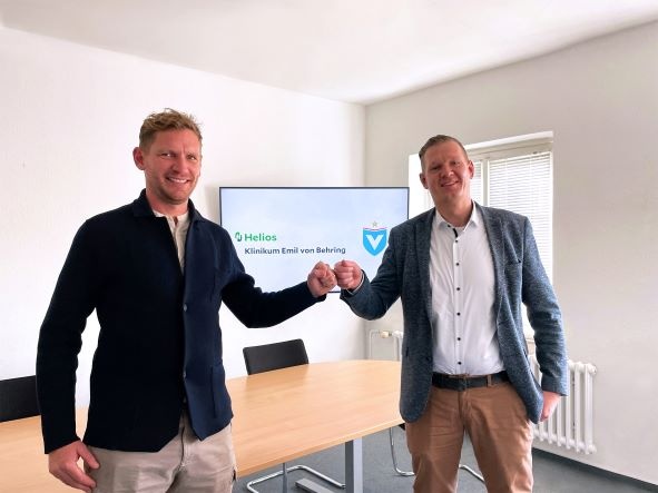 BU: Besiegeln die Partnerschaft mit einem „Fist Bump“: Peer Jaekel,...