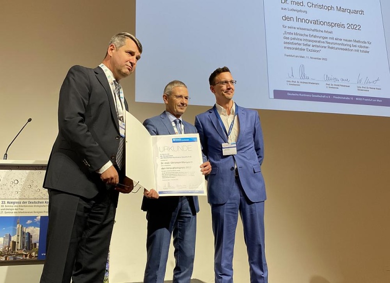 Professor Dr. Werner Kneist (links) überreichte Dr. Christoph Marquardt...