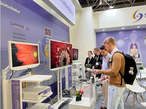 Besucher erleben die 4K-UHD-Endoskope von Scivita Medical, Foto: Scivita Medical