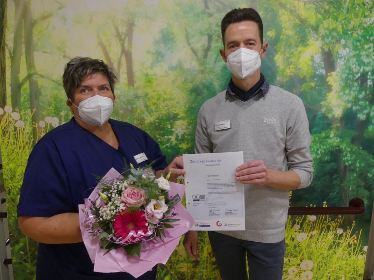 (V. l.): Die Pflegefachkraft Petra Meister ist zertifizierte Wundexpertin (ICW)...