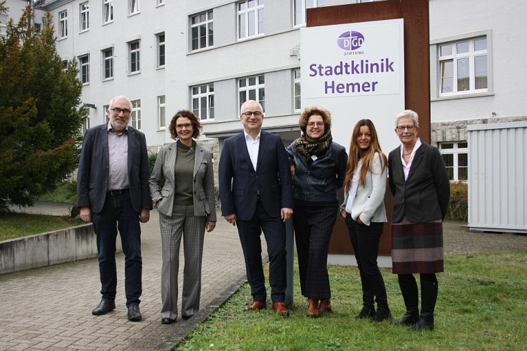 Vor der „DGD Stadtklinik Hemer“: (v. l.) Dr. Joachim Dehnst (Ärztlicher...