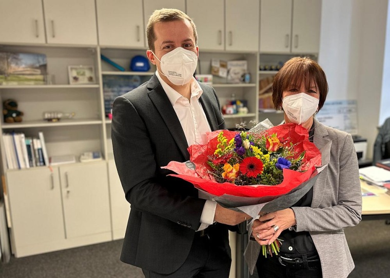 Klinikgeschäftsführer Dr. Christian Frank gratuliert der frischgebackenen...