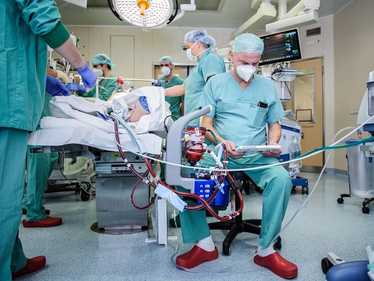 Markus Stiller, Leitender Kardiotechniker der Universitätsmedizin Halle, mit...