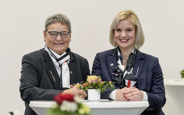 Manuela Krüger (l.) und die neue Oberin der DRK-Schwesternschaft Louisa Jauer,...