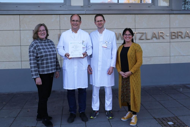 Bei der Übergabe des Zertifikats (v.l.n.r.): Andrea Tönges, Leiterin...