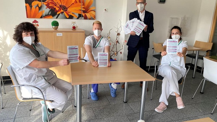 Freuen sich über das neue Kommunikationskonzept „SBAR“, das die Kollegen...