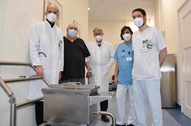 Prof. Dr. Bernd Krause (v.l.), Patient Alexander Huck, Prof. Dr. Oliver...