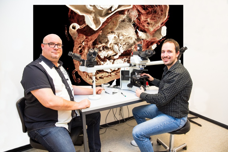 Die Fotomontage zeigt Priv.-Doz. Dr. Mark Kühnel (l.) und Christopher Werlein...