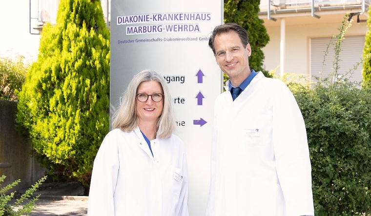 Professorin Ulrike Denzer und Dr. Holger Ahrens vor dem Eingang des DGD...