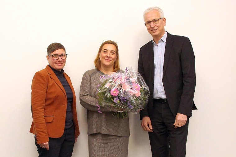 Gemeinsam mit der Pflegedirektorin Ursel Basener-Roszak (links) begrüßt...