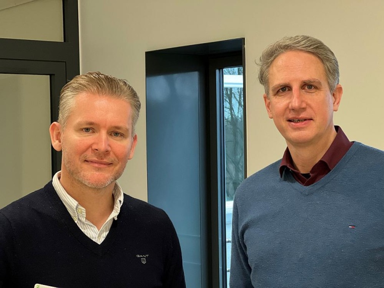 Chefarzt Dr. Tim Rausche (rechts) und Klinikmanager Sebastian Margaschewski,...