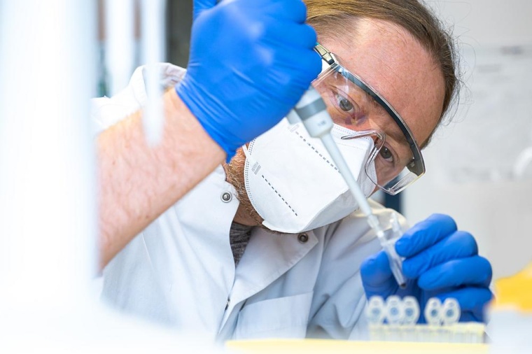 Dr. Christoph Schultheiß von der Universitätsmedizin Halle bestimmt Blutwerte...