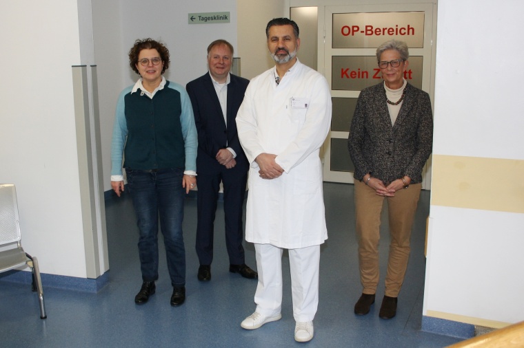 Die Klinikbetriebsleitung der Stadtklinik begrüßt Mevait Arapi als neuen...