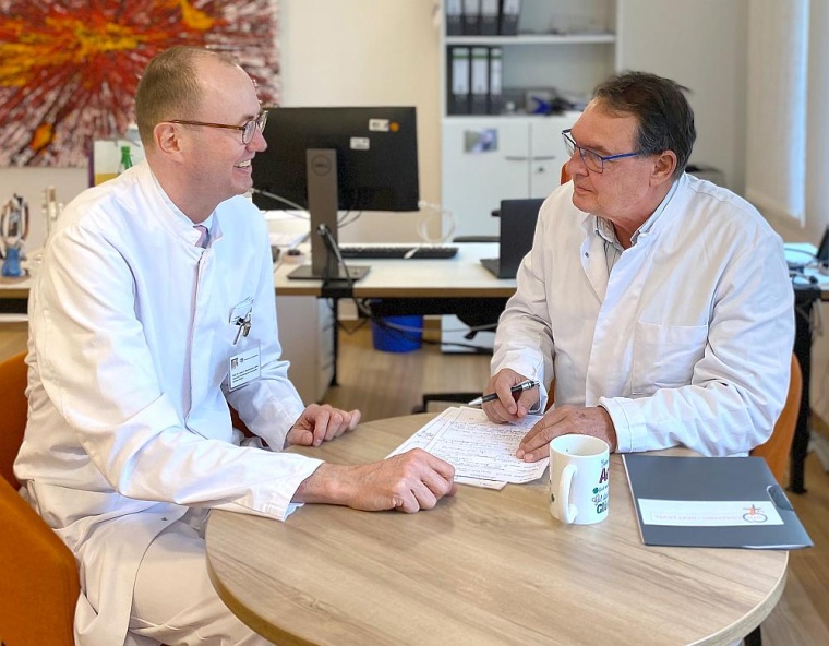 Professor Amadeus Hornemann (links) und sein OP-Coach werten die Ergebnisse der...